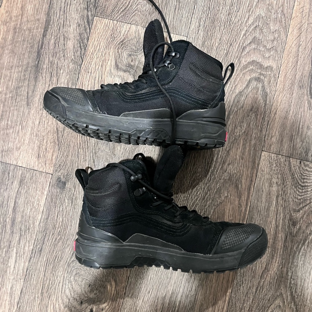 MTE UltraRange EXO Hi Shoe Uni sizing size THEY ARE 7.5 IN MEN/9 IN WOMEN